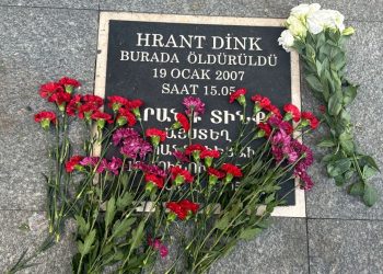 Sebat Apartmanı önüne Hrant Dink için karanfil bıraktılar