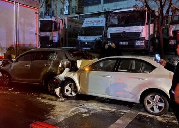 Seyir halindeki araba park halindeki araca çarptı: 1 meyyit, 5 yaralı