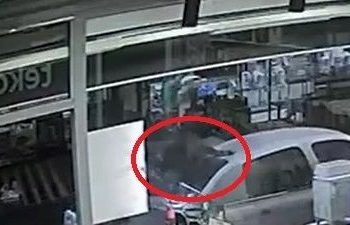 Seyir halindeki arabanın üzerine keçi düştü