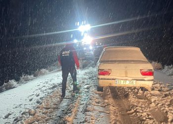 Şiddetli kar yolda bıraktı