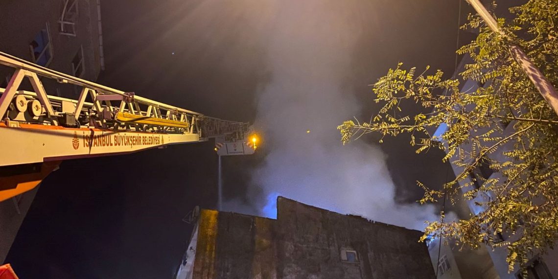 Şişli’de bir binanın çatısında yangın