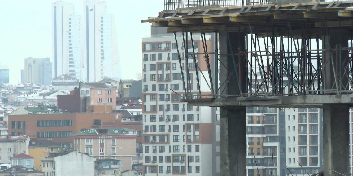 Sıva yaparken 6. kattan düşüp öldü