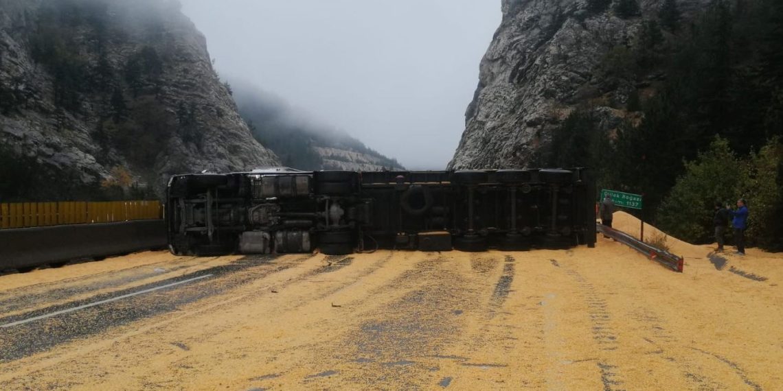 Tahıl yüklü TIR devrildi, otoyolda trafik durdu