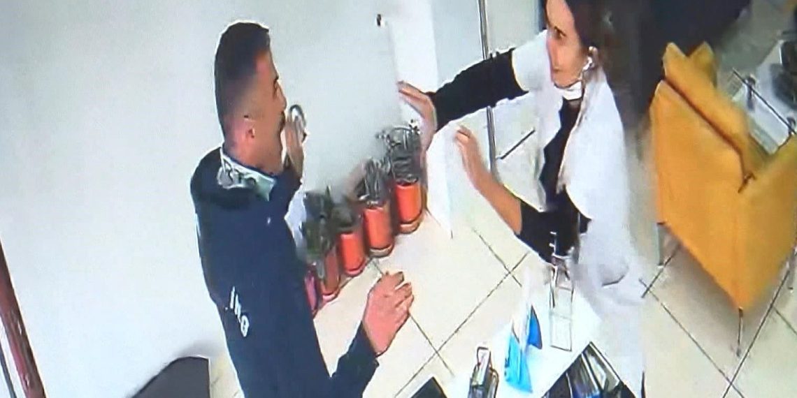 Tedavisini beğenmediği tabibe saldırdı