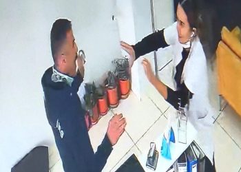 Tedavisini beğenmediği tabibe saldırdı