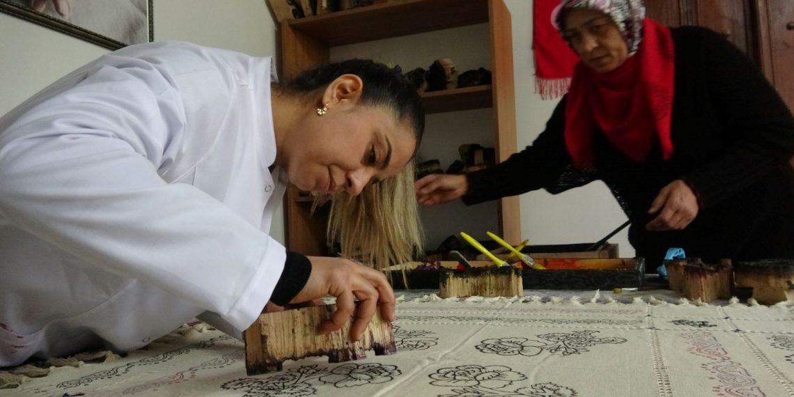 Tek tek elleriyle oyuyorlar, 750 yıllık kültürü yaşatıyorlar