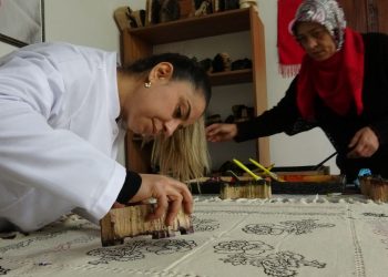 Tek tek elleriyle oyuyorlar, 750 yıllık kültürü yaşatıyorlar