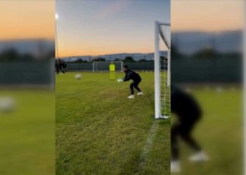 Teknik yönetici Volkan Demirel idmanda kaleye geçti