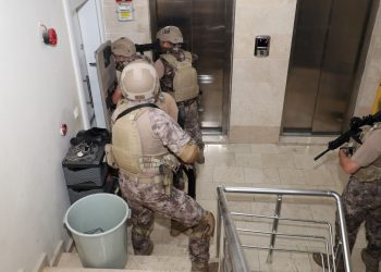 Terör örgütlerine finansman sağlayan 2 bireye gözaltı