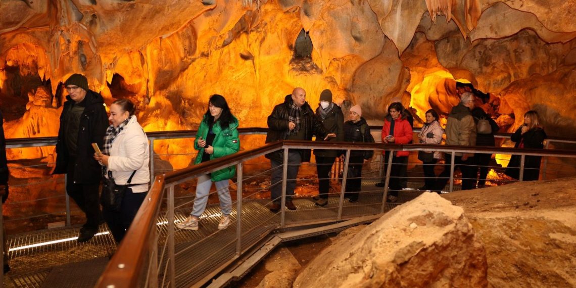 Tulumtaş Mağarası’na akademisyenlerden ziyaret