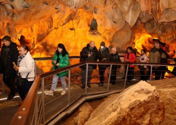 Tulumtaş Mağarası’na akademisyenlerden ziyaret