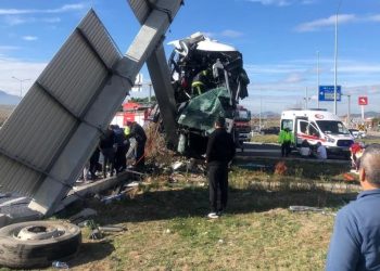 Turistleri taşıyan otobüs arabayla çarpıştı: 30 yaralı