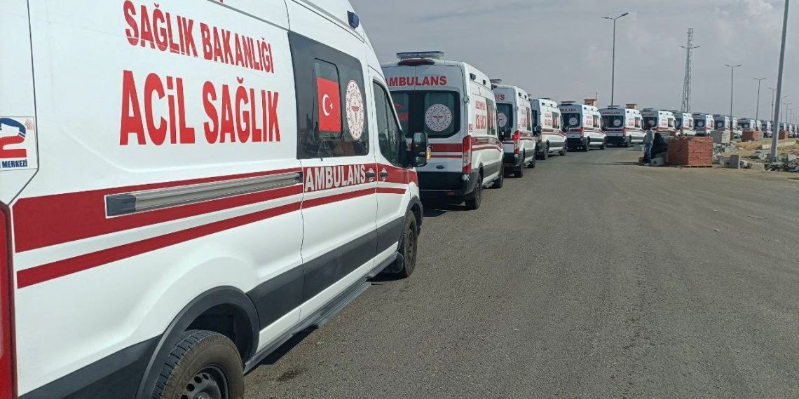 Türkiye’nin gönderdiği ambulanslar Refah Hudut Kapısı’na gidiyor