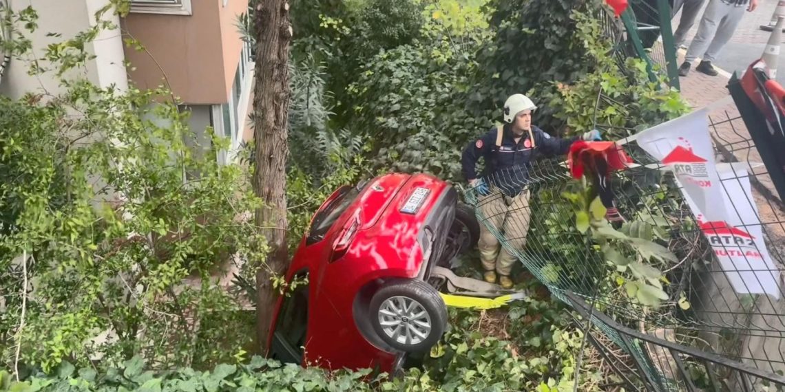 Üsküdar’da araba binanın bahçesine düştü