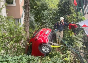 Üsküdar’da araba binanın bahçesine düştü