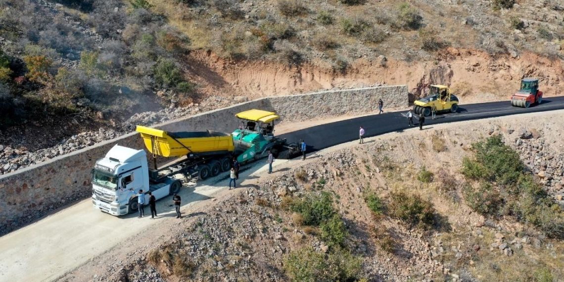 Van’da göl kıyısına yapılan yol tamamlanma kademesine geldi