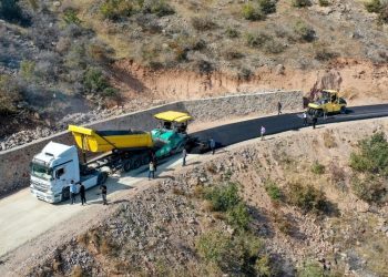 Van’da göl kıyısına yapılan yol tamamlanma kademesine geldi