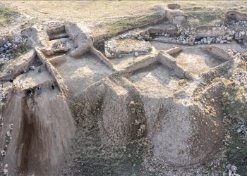 Van’daki ızgara planlı antik kentte yeni kale burcu tespit edildi