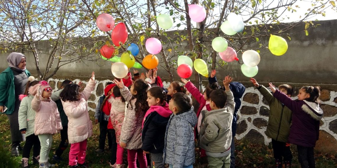 Vanlı çocuklar, ölen Filistinli akranları için ağaçlara balon astı