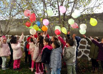 Vanlı çocuklar, ölen Filistinli akranları için ağaçlara balon astı