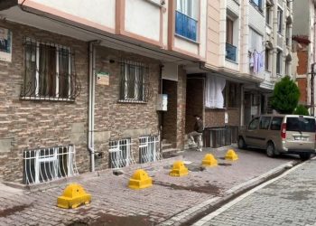 Yeni doğan bebeğini poşete koyup sokağa attı