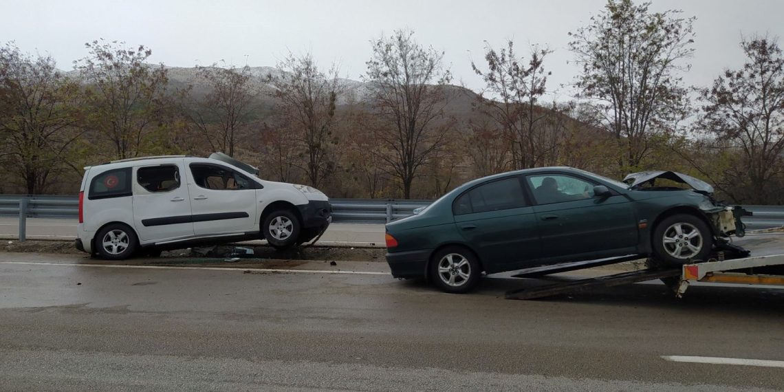 Yoldaki buzlanma kaza getirdi: 4 yaralı