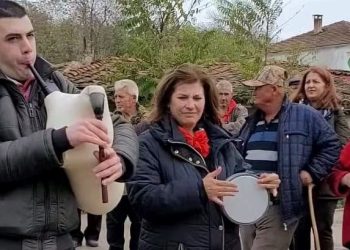 Yunanlar cetlerinin köyünü ziyaret edip geçmişte düğünlerin yapıldığı çeşme başında halay çekti