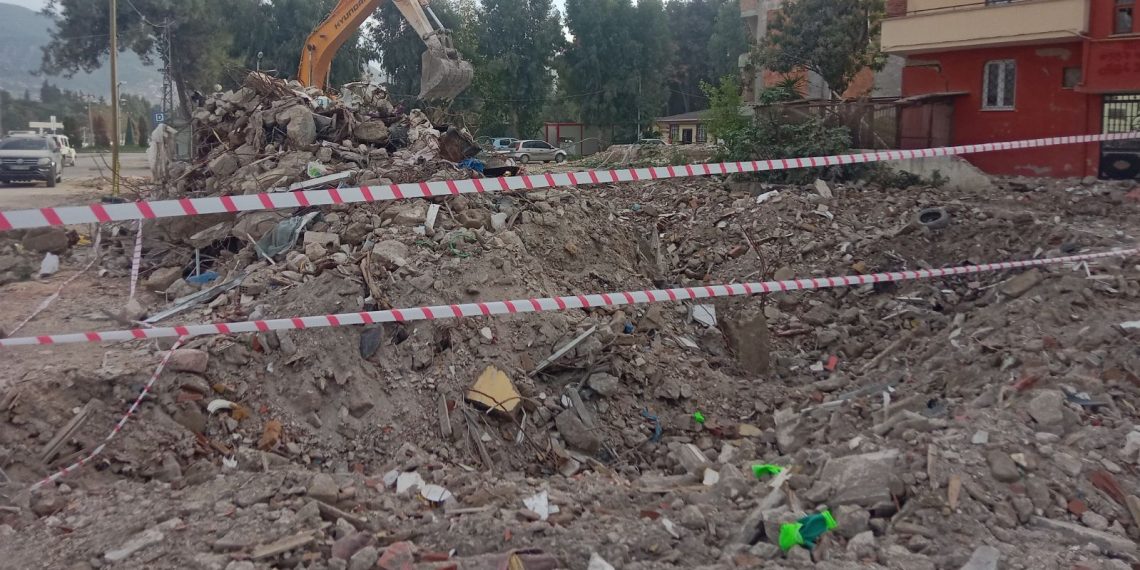 Zelzeleden 9 ay sonra 1 gün ortayla 2. ceset