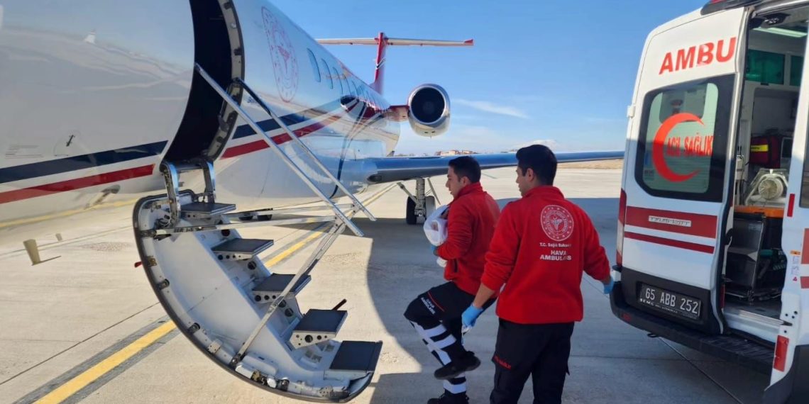 1 günlük bebek, ambulans uçakla Van’dan İstanbul’a sevk edildi
