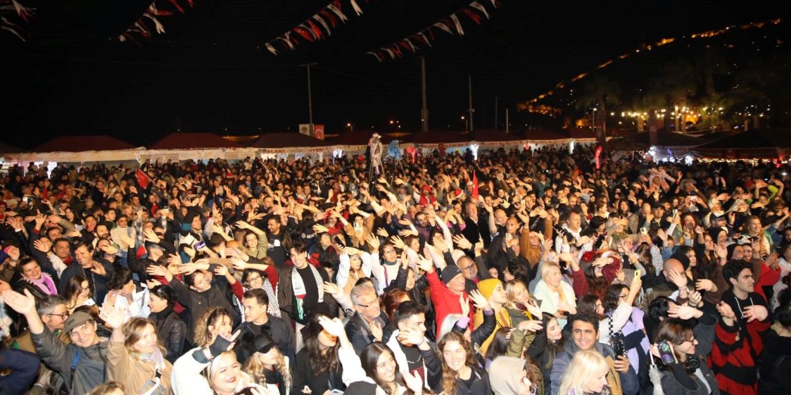 13. Alanya Memleketler arası Yeni Yıl Pazarı renkli imajlara sahne oldu