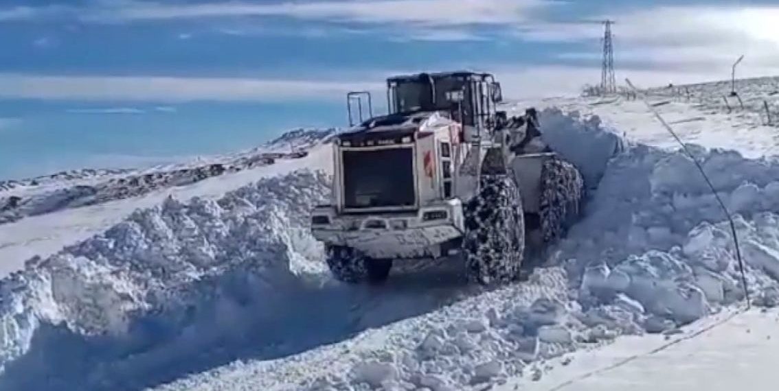 2 metrelik kar üs bölgesinin yolunu kapattı