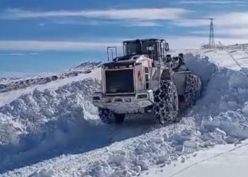 2 metrelik kar üs bölgesinin yolunu kapattı