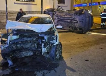 Adana’da iki araba çarpıştı: Şoförler yaralandı