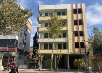 Adıyaman’da ağır hasarlı bina vatandaşları huzursuz ediyor