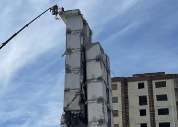 Adıyaman’da ağır hasarlı bina yıkıldı
