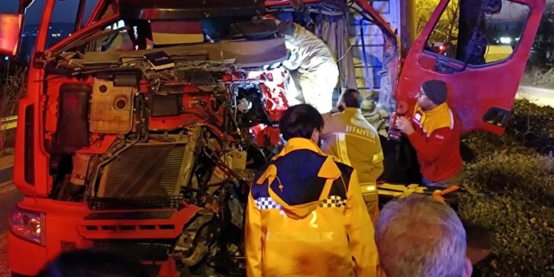 Ağaca çarpan TIR’ın kabinde sıkışan sürücüsü takımlarca çıkarıldı