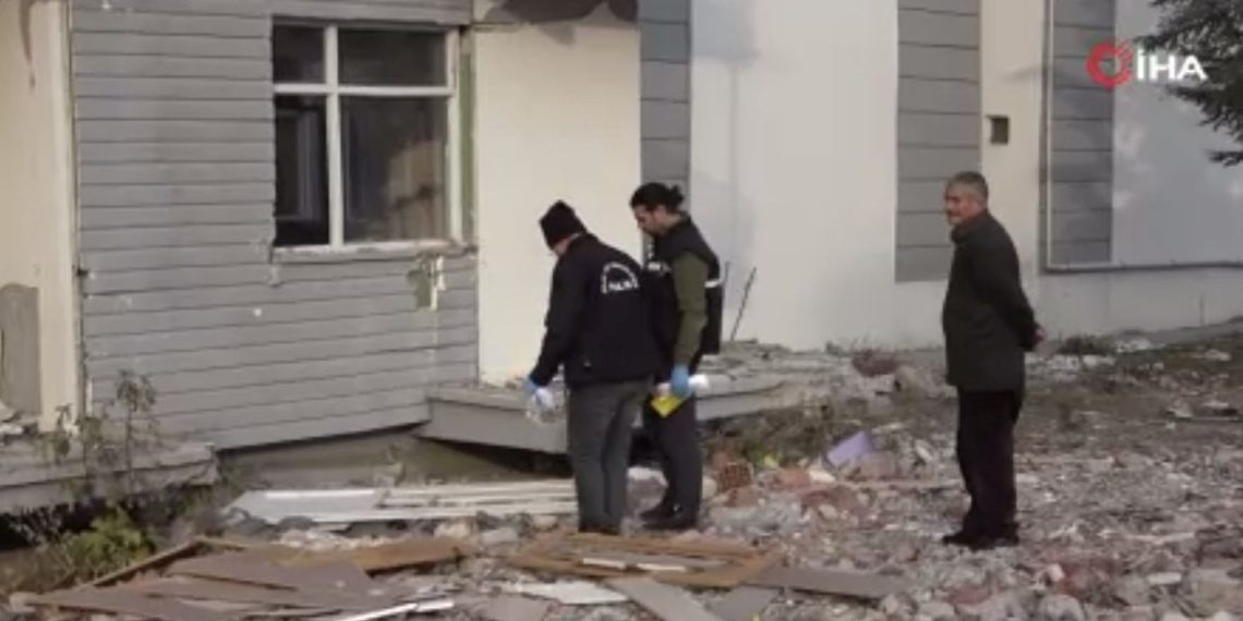 Ağır hasarlı binadan söktüğü kapıyla 4. kattan aşağı düştü