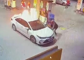 Akaryakıt istasyonunda endişe dolu anlar