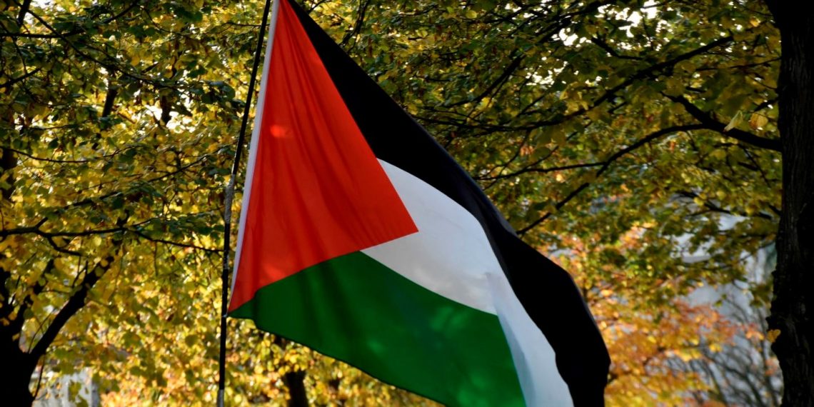 Amerikan Havayolları, yolcudan “Filistin” yazılı kazağı çıkarmasını istedi