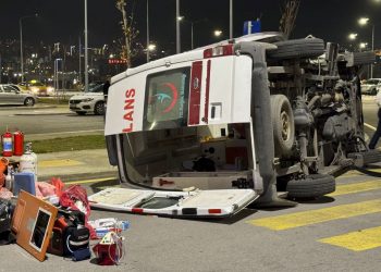 Ankara’da arabanın çarptığı ambulans devrildi