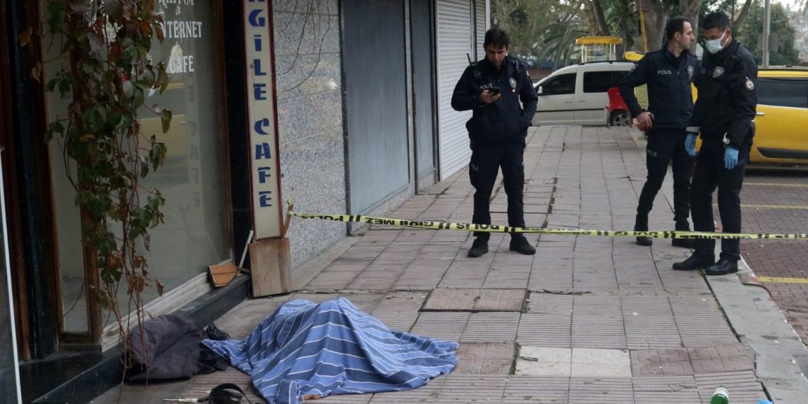Antalya’da bekçilerin hastaneye gitmeye ikna edemediği evsiz, meyyit bulundu