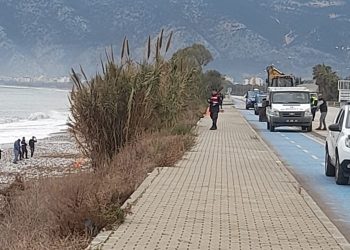 Antalya’da kıyıya gömülü insan iskeleti bulundu