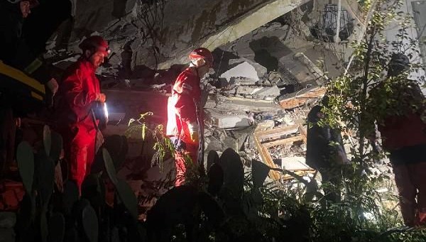 Antalya’da tadilat yapılan iki katlı bina çöktü