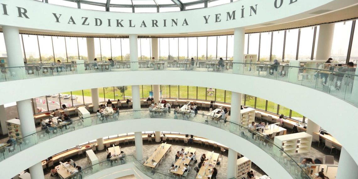 Antalya’nın dev kütüphanesi açılış için gün sayıyor