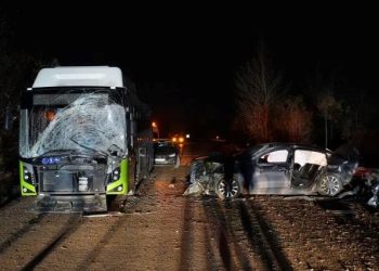 Araba, belediye otobüsüyle çarpıştı: 1 meyyit, 2 yaralı