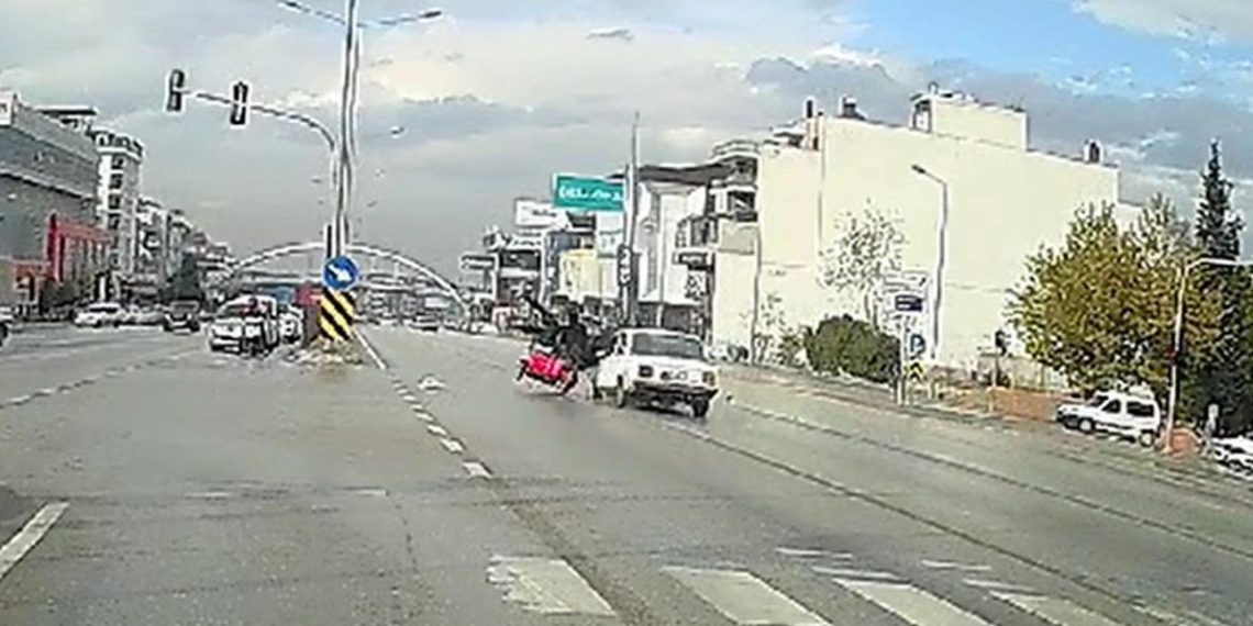 Araba elektrikli motosiklete çarptı: 2 yaralı