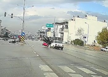 Araba elektrikli motosiklete çarptı: 2 yaralı