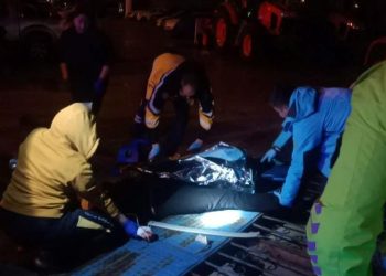 Araba, traktör bayisine girdi: araçtan fırlayan bayanın ayağı kapıya sıkıştı