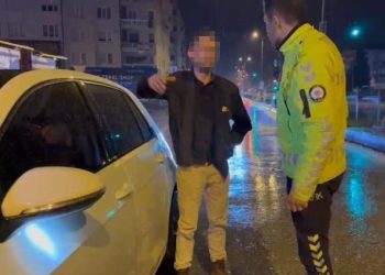 Aracını yolun ortasına çekerek uyudu: Cezadan kaçamadı