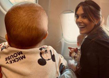 Aslı Enver ile kızı Elay uçakta: Berkin Gökbudak kayıtsız kalamadı